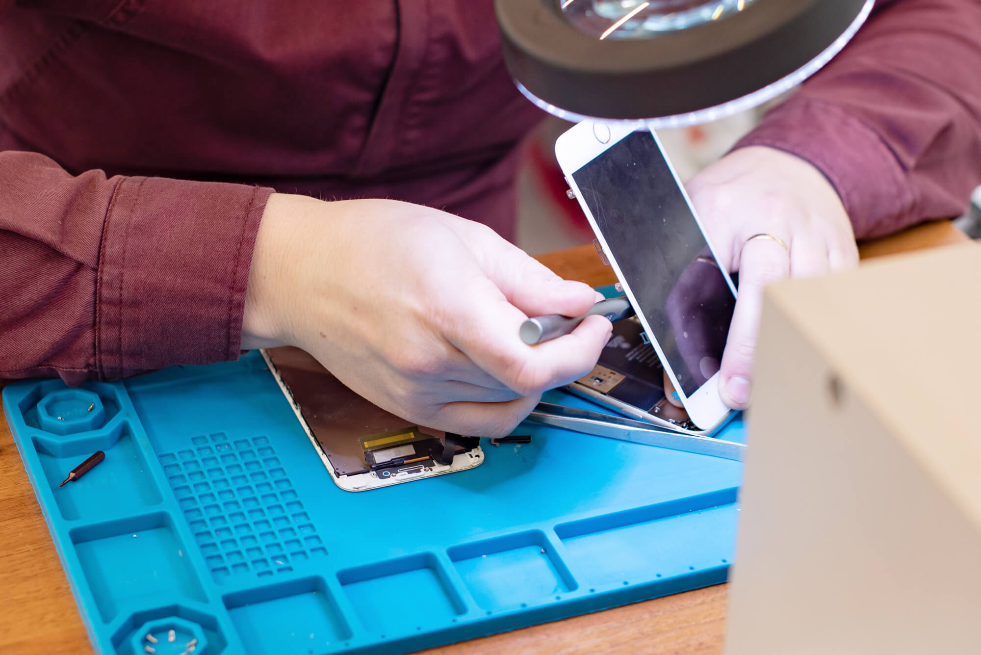 7 Things to consider when gifting a cell phone